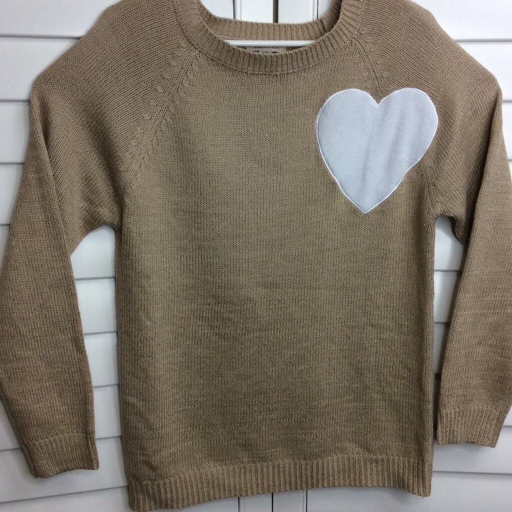 🚫Sold🚫 “Cozy Casual” Tan Sweater White Heart